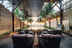 Una piscina al aire libre, sombrillas, sillones reclinables de piscina