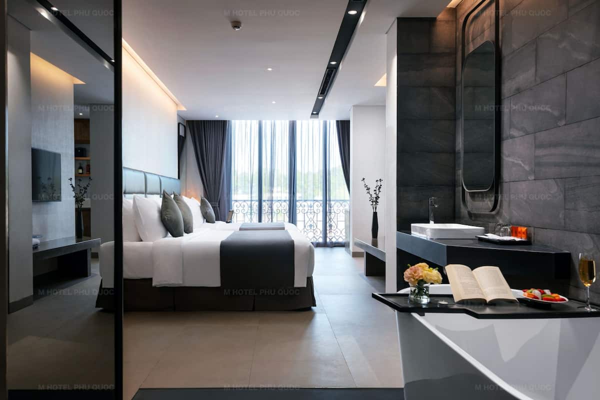 city view deluxe suite | 1 bedroom, premium bedding, pillow-top beds, minibar