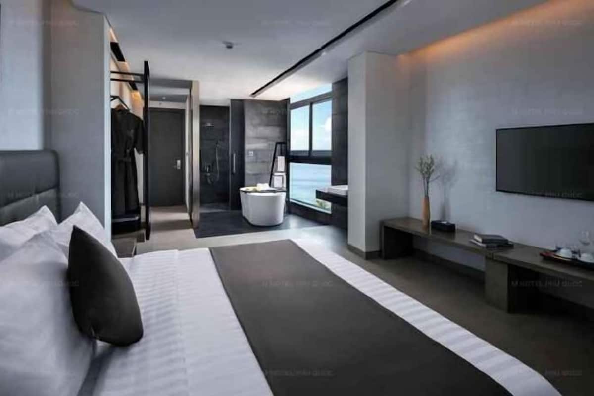 Premium bedding, pillow-top beds, minibar, in-room safe