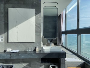 Værelse (Ocean Eyes Suite) | Badeværelse | Gratis toiletartikler, hårtørrer, badekåber, hjemmesko