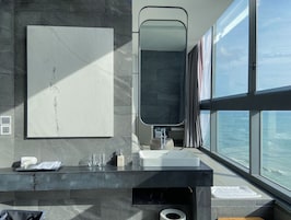 Ocean Eyes Suite | Bathroom | Free toiletries, hair dryer, bathrobes, slippers