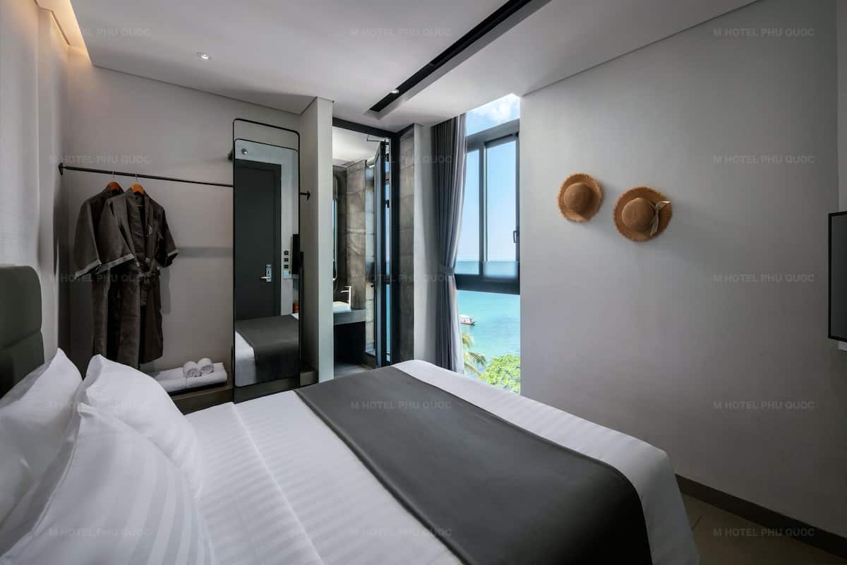 La Petite | Premium bedding, pillowtop beds, minibar, in-room safe