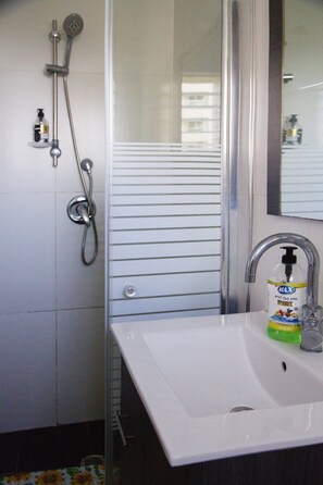 Classic-Apartment | Badezimmer | Dusche, Handtücher, Seife, Toilettenpapier