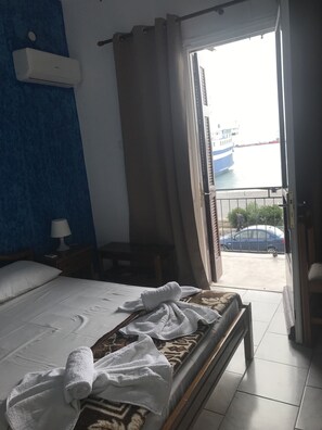 Cortinas blackout, wifi gratis y ropa de cama