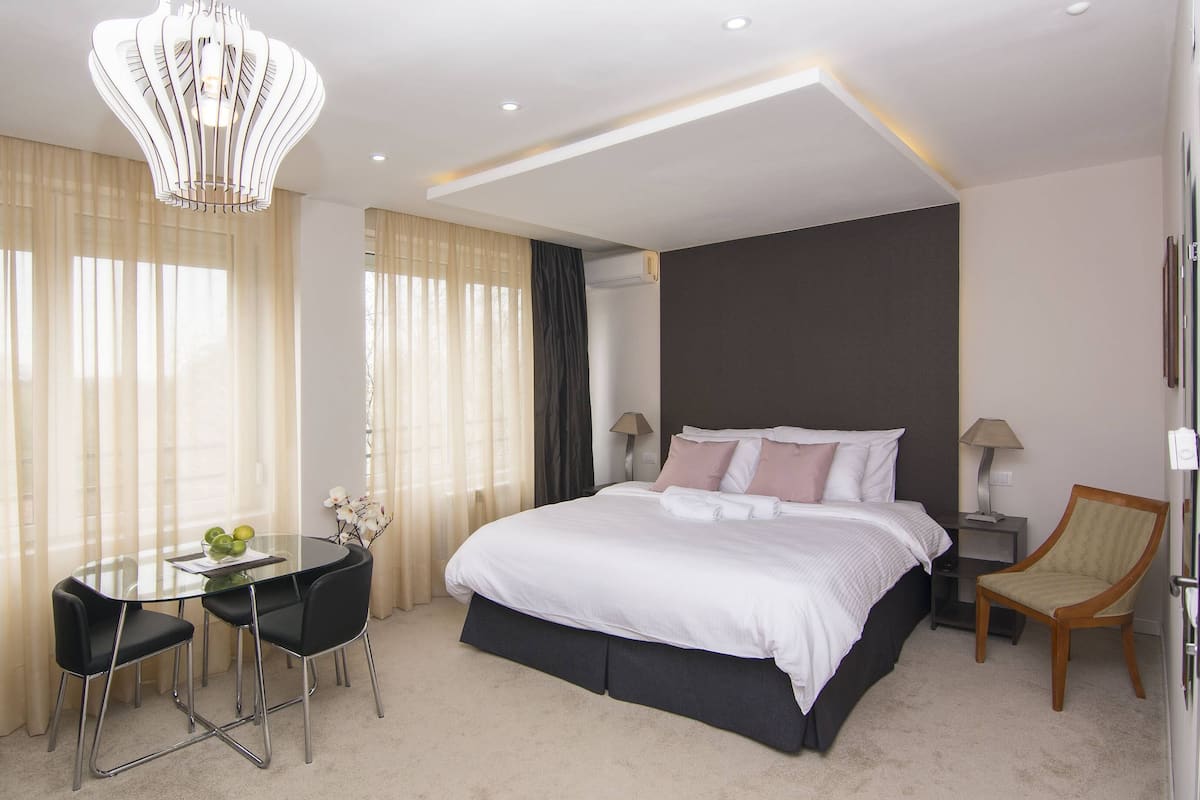 Comfort studio suite | Desk, laptop workspace, soundproofing, free WiFi