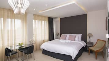 Comfort studio suite | Desk, laptop workspace, soundproofing, free WiFi