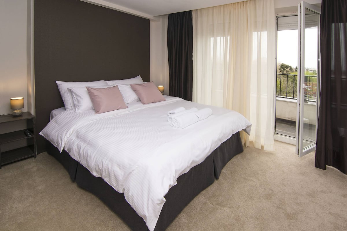 Comfort room with balcony | Desk, laptop workspace, soundproofing, free WiFi