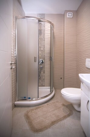 Comfort studio suite | Bathroom | Shower, free toiletries, hair dryer, towels - Beo Green View (Belgrade)