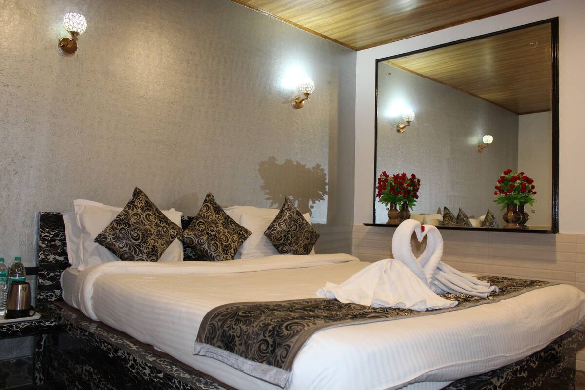 Romantische Studiosuite | Hochwertige Bettwaren, Betten mit Memory-Foam-Matratzen, Zimmersafe