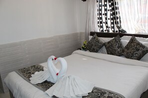Suite estudio romántica | Baño | Regadera, regadera con hidromasaje, amenidades de baño de diseñador 