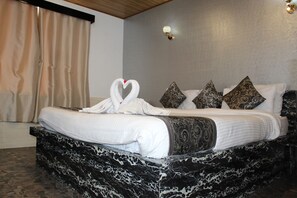 Romantic Studio Suite | Premium bedding, memory-foam beds, in-room safe, soundproofing - The Namdul Boutique (Gangtok)