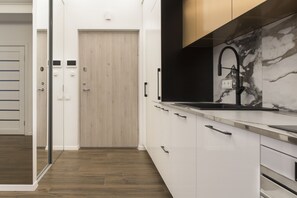 Fridge, microwave, oven, stovetop - Luxurious Vilnius City Center Apartment, part of the Hilton Development (Vilnius)