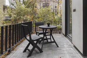 Outdoor dining - Luxurious Vilnius City Center Apartment, part of the Hilton Development (Vilnius)