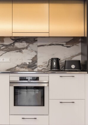 Fridge, microwave, oven, stovetop - Luxurious Vilnius City Center Apartment, part of the Hilton Development (Vilnius)