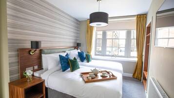 Deluxe Twin Room | Desk, laptop workspace, blackout drapes, soundproofing