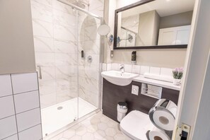 Deluxe Double Room | Bathroom | Designer toiletries, hair dryer, towels, soap - Black Friars (Inverness)