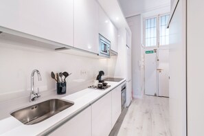 Jääkaappi, mikroaaltouuni, uuni, astianpesukone