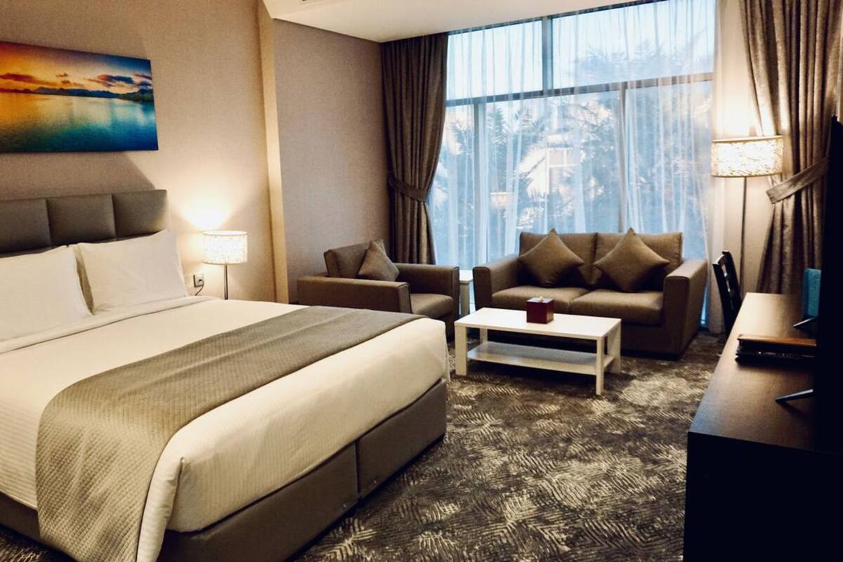 Deluxe Room (King)