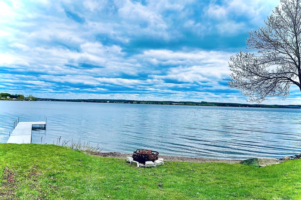 Lakefront Cottage on Long Lake