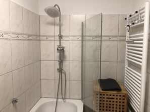 Kombinert dusj/badekar, hårføner, håndklær og toalettpapir