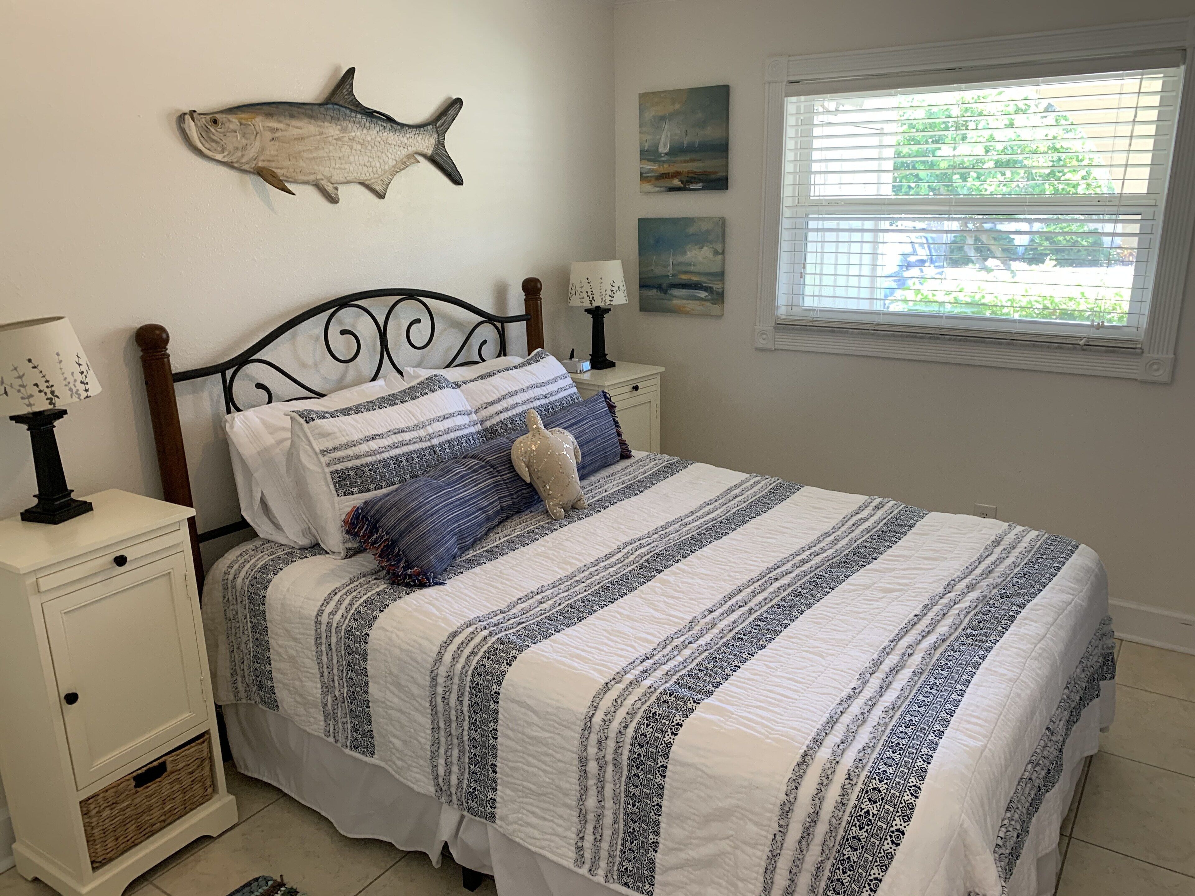 2 chambres, coffres-forts dans les chambres, fer et planche à repasser