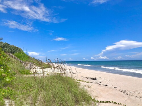 Sea Turtle Suite 2, Oceanfront boutique cottage at Serenity in Melbourne Beach!