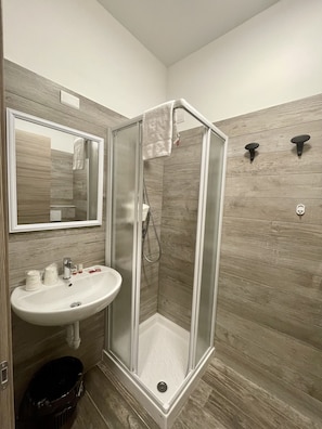 Douche, séchoir à cheveux, bidet, serviettes fournies