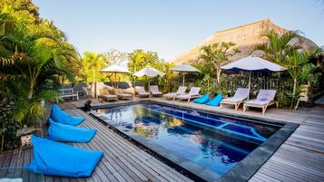 2 outdoor pools, sun loungers