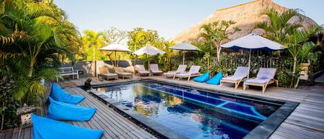 2 piscinas al aire libre, sillones reclinables de piscina