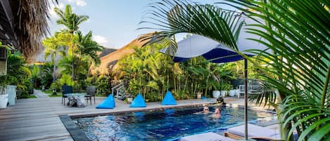 2 piscinas externas, espreguiçadeiras