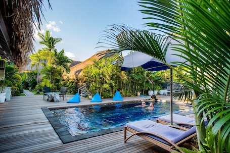 2 outdoor pools, sun loungers