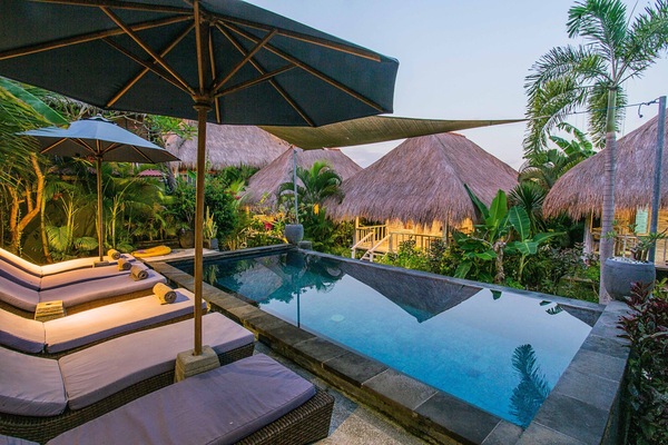 2 kolam renang outdoor, dengan kursi berjemur