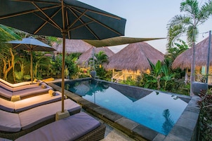 2 açık yüzme havuzu, şezlonglar