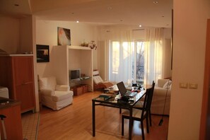 Panoramic Apartment | Living room | 80-cm plasma TV with cable channels, TV, DVD player - Central Park Bucharest (Bucharest)