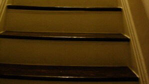 Una scala con gradini in legno e ringhiere bianche.