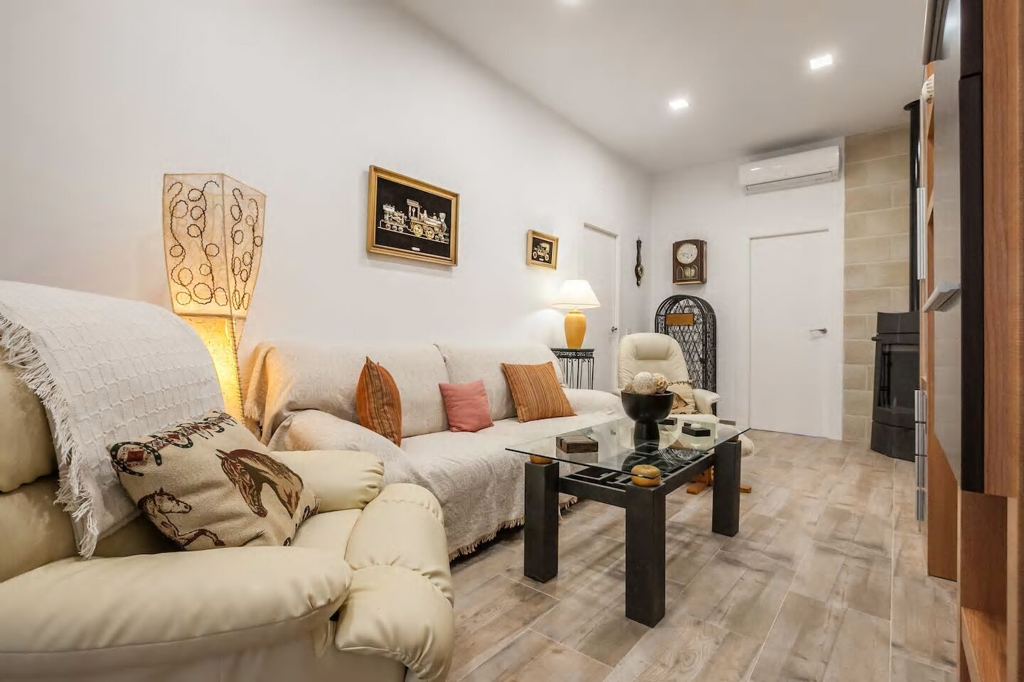 Een televisie, een open haard, tafelvoetbal en een tafeltennistafel