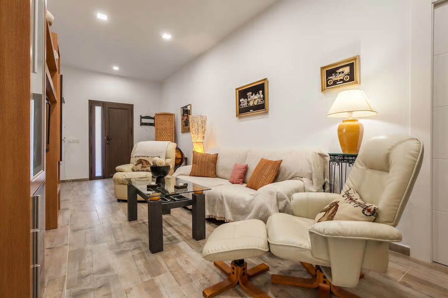 Télévision, cheminée, baby-foot, table de tennis de table