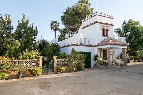 Villa del Manzano, Complete villa with pool just 15 minutes from Seville