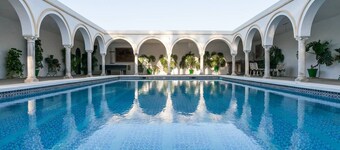 Villa del Manzano, Complete villa with pool just 15 minutes from Seville
