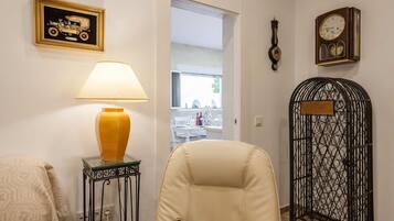 Télévision, cheminée, baby-foot, table de tennis de table