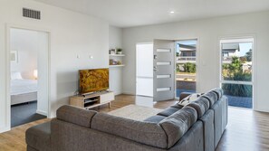 4 bedrooms, iron/ironing board, Internet