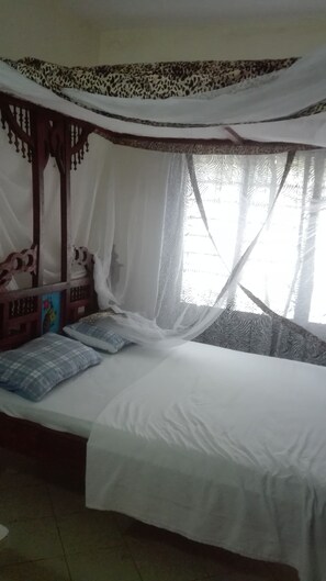 2 habitaciones y tabla de planchar con plancha 