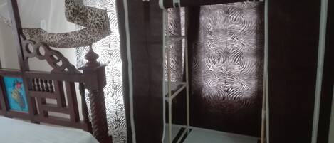 2 chambres, fer et planche Ă  repasser