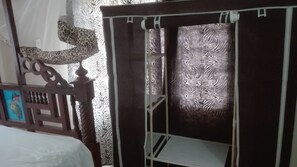 2 habitaciones y tabla de planchar con plancha 