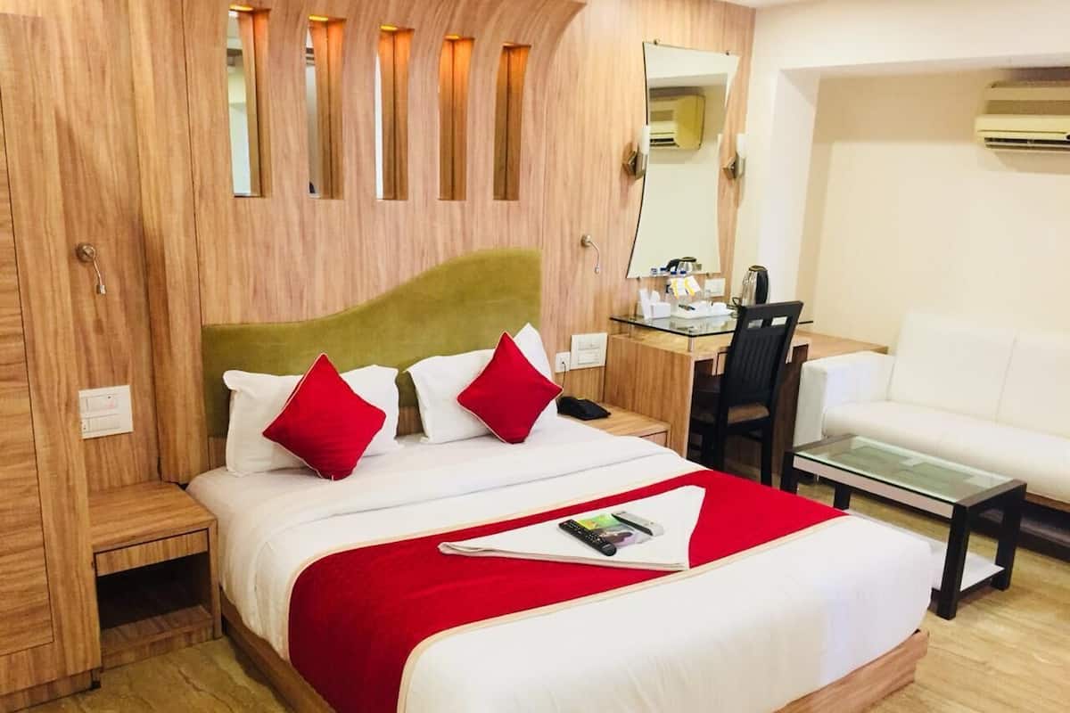 Deluxe Suite | Desk, laptop workspace, WiFi (free)