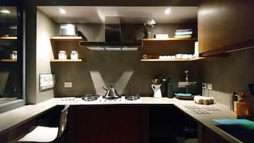 Kühlschrank, Mikrowelle, Ofen, Herdplatte