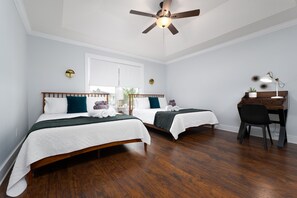 3 Schlafzimmer, Schreibtisch, Bügeleisen/Bügelbrett, Reisekinderbett