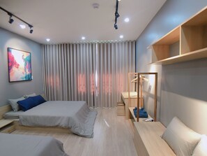 Family Room | Desk, laptop workspace, iron/ironing board, free WiFi - Delistay - Hostel (Da Nang)