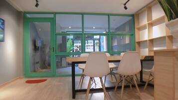 Gemeinsamer Basic-Schlafsaal | Gemeinschaftsküche | Kühlschrank, Mikrowelle