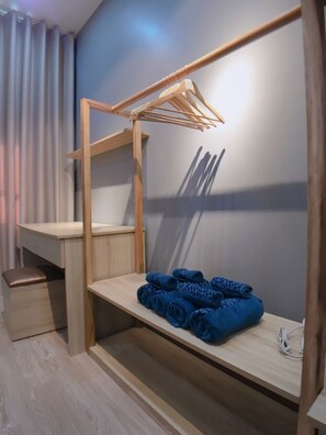 Family Room | Desk, laptop workspace, iron/ironing board, free WiFi - Delistay - Hostel (Da Nang)